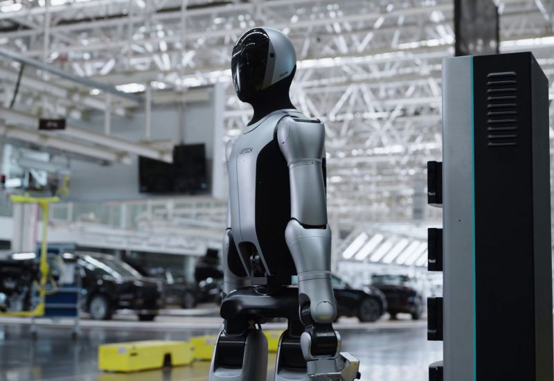 Čína urychluje zavádění robotů: výroba průmyslových strojů se za rok zvýšila o 31 %