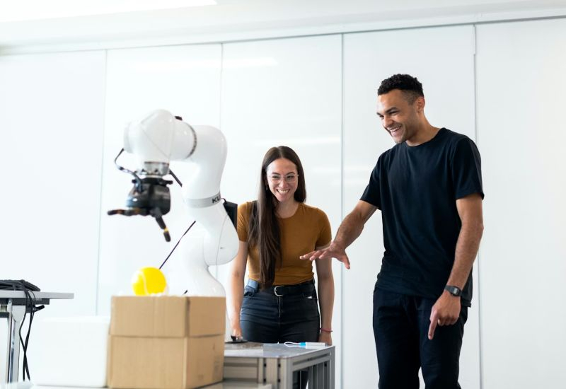 Polovina firem, které nahradily zaměstnance AI‑boty, plánuje vrátit personál v roce 2025