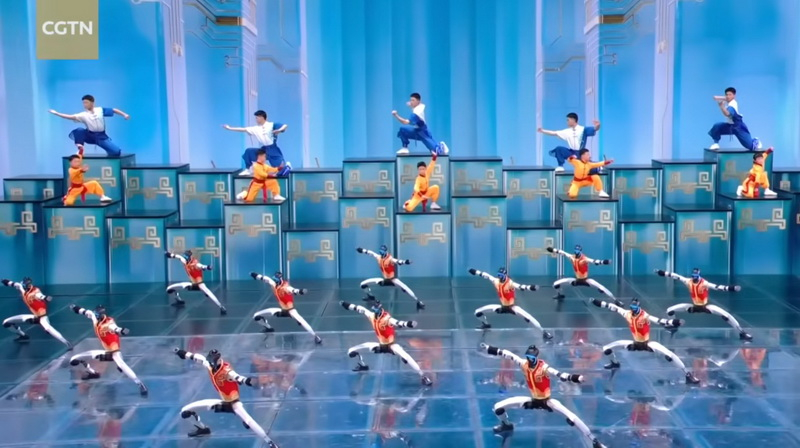 Čína předvedla humanoidní roboty v hlavním novoročním shou, ukazujíc jim kung-fu.