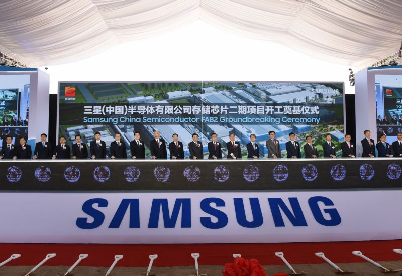 Samsung a SK Hynix investovali v loňském roce téměř miliardu dolarů do rozvoje výroby paměti v Číně