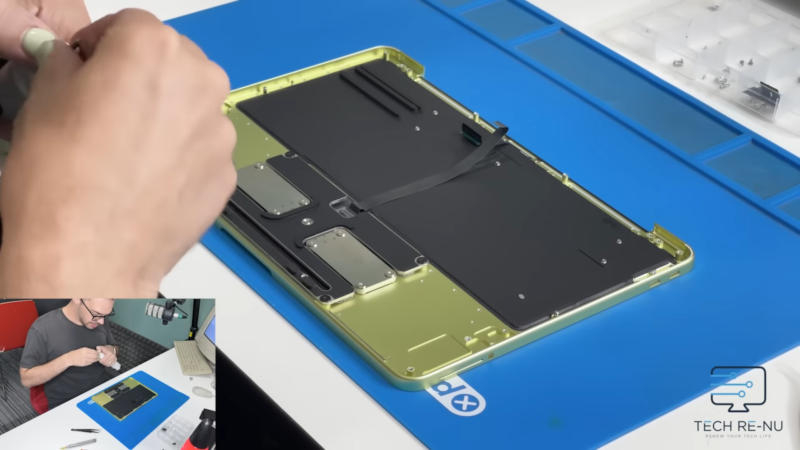 Apple MacBook Neo se ukázal být jednodušší, než se očekávalo – baterii ani nevyrobili.