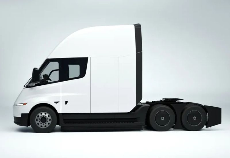 Tesla Semi kamiony jsou vybaveny bateriemi s menší kapacitou, ale jejich dojezd zůstává nezměněn