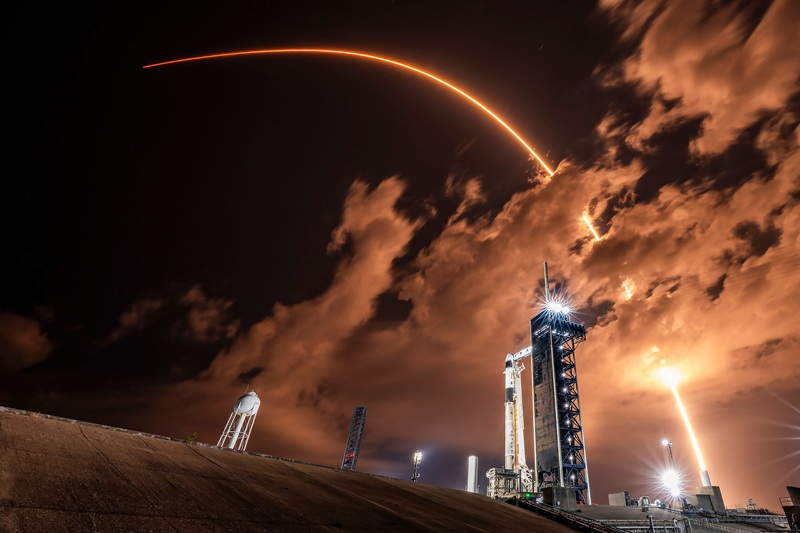 FCC‑regulátor kritizoval Amazon: nejprve rozložte své vlastní satelity a pak se stěžujte na SpaceX.