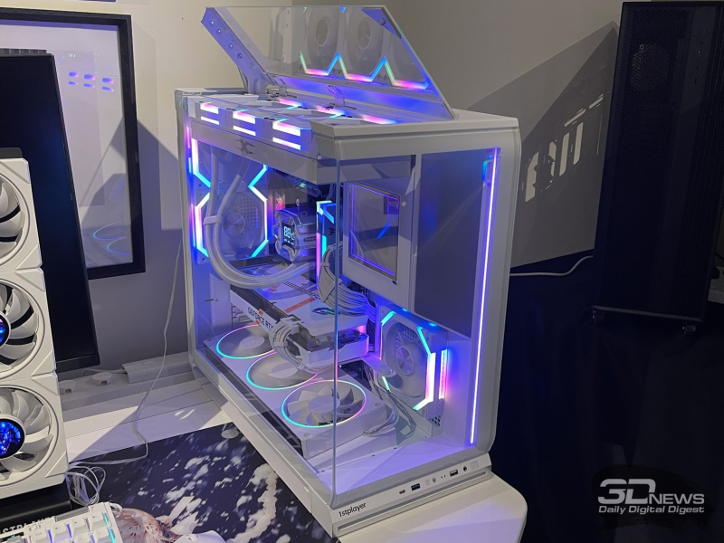 Reportáž z výstavního stánku 1stPlayer na Computex 2026: panoramatické pouzdra, SZO, ventilátory‑displeje a malé, ale výkonné zdroje napájení