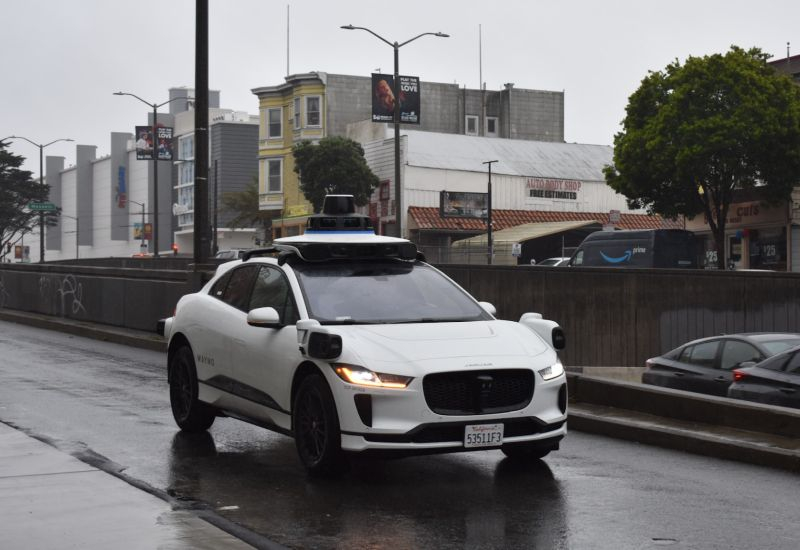 Waymo ukončuje provoz robotaxi na rychlých dálnicích v USA z bezpečnostních důvodů