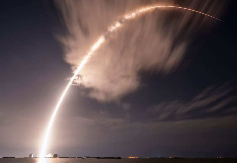 SpaceX se účastní uzavřeného výběrového řízení Pentagonu na vývoj umělé inteligence pro hlasově řízené drony v rojích