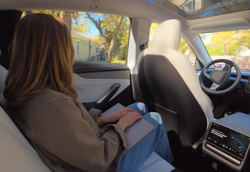 Tesla robotické úkoly v dopravních zácpách: ze 25 aut není řidič, ale přesto se pohybují