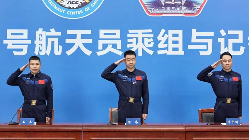 Prasklina v okně vesmírné lodi: posádka Shenzhou‑20 popisuje záchrannou evakuaci z orbity