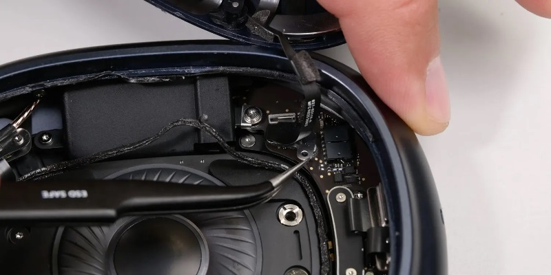 iFixit rozebral AirPods Max 2 a ukázal, že jejich vnitřní uspořádání se nezměnilo