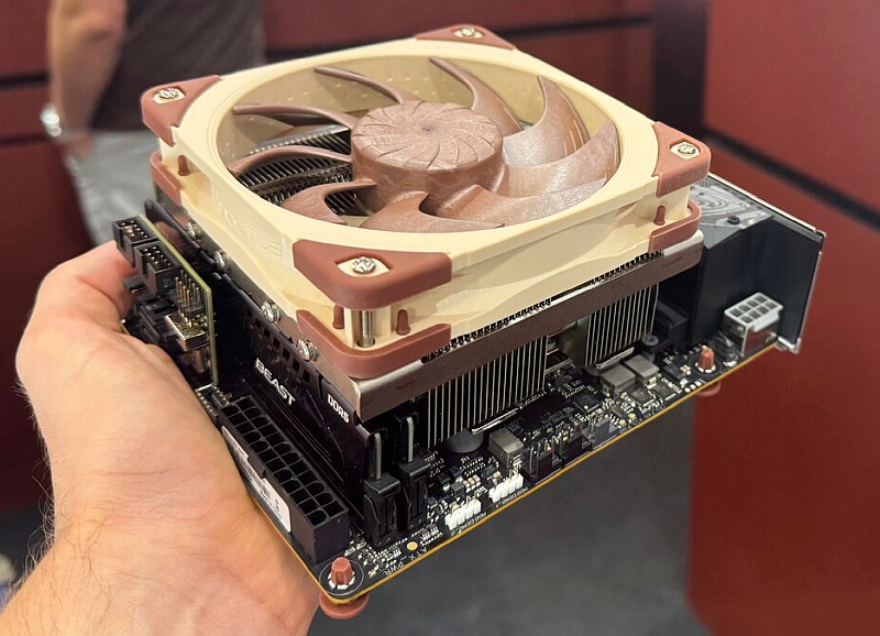 Noctua představila kompaktní, výkonný chladič pro AM5 s kompletním 120‑mm ventilátorem.