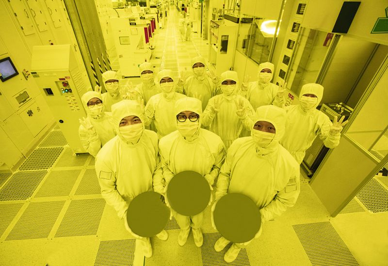 Světový trh polovodičů dosáhne objemu 1 trilionu dolarů již letos, což se stane čtyři roky dříve než bylo plánováno, díky rozvoji umělé inteligence