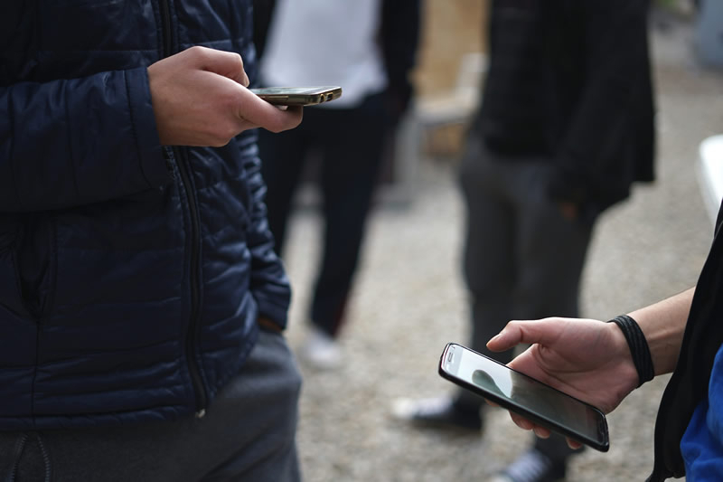 Většina mladých Australanů i nadále používá sociální sítě navzdory omezením