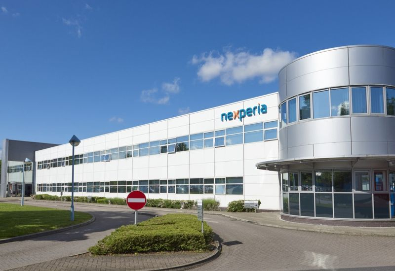 Neformální Evropa: čínský závod Nexperia zahájil výrobu čipů bez křemíkových desek.