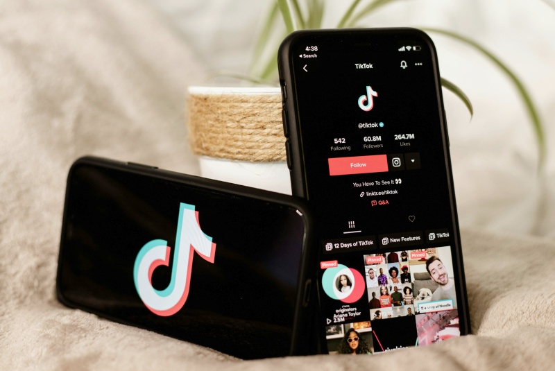 TikTok se postaví proti Bookingu: nyní můžete rezervovat cesty a hotely jen prohlížením videí