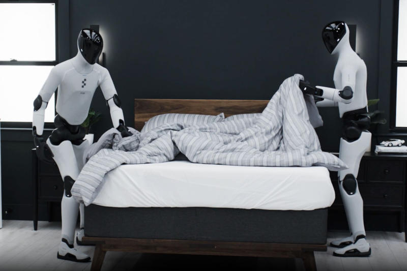 Figurové roboti shromáždili pokoj a uspořádali postel ve videu.
