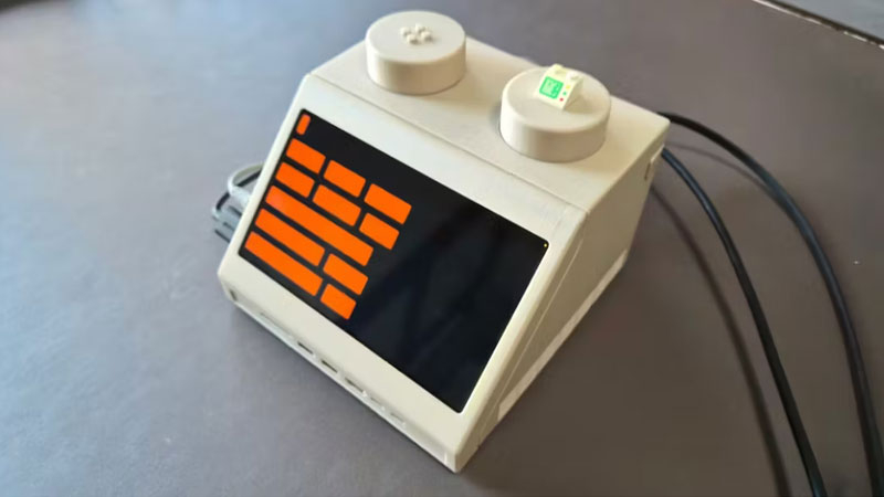 Mac mini byl schován v rozšířeném LEGO-kádi, ztvárněném jako terminál 1970. let.