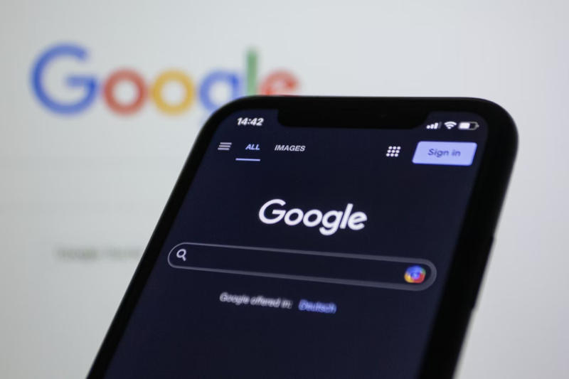 Podvodníci se vnikli do vyhledávače Google a nabízejí uživatelům podvodné čísla bankovních operátorů