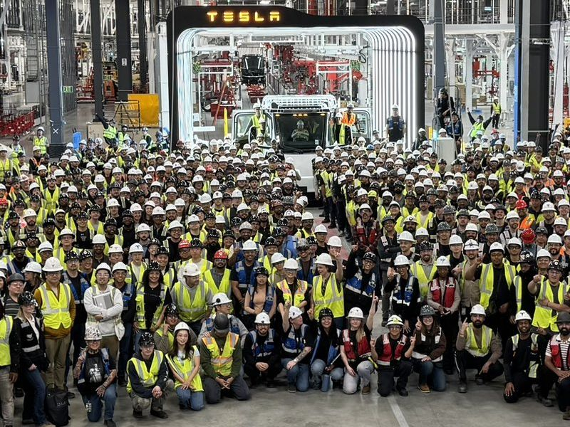 V novém závodě v Nevadě se objevil první sériový elektrický nákladní vůz Tesla Semi.