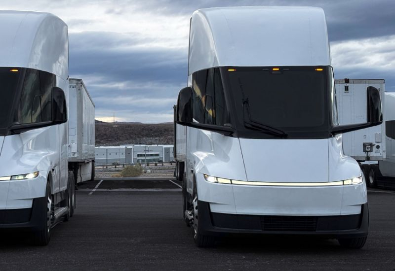 Cena elektrických nákladních vozů Tesla Semi se ukázala být výrazně vyšší než uvedená, ale stále nižší než u konkurentů.