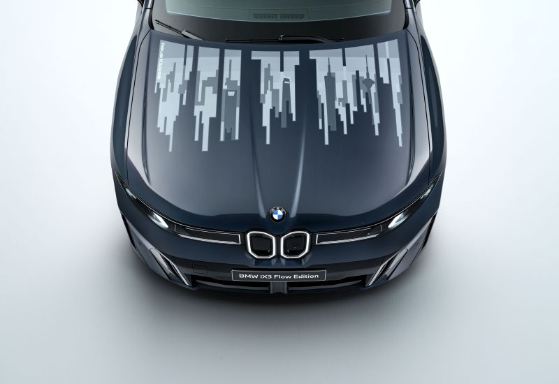 BMW iX3 Flow Edition ukazuje kapotu měnící barvu pomocí technologie „elektronických inkoustů“.