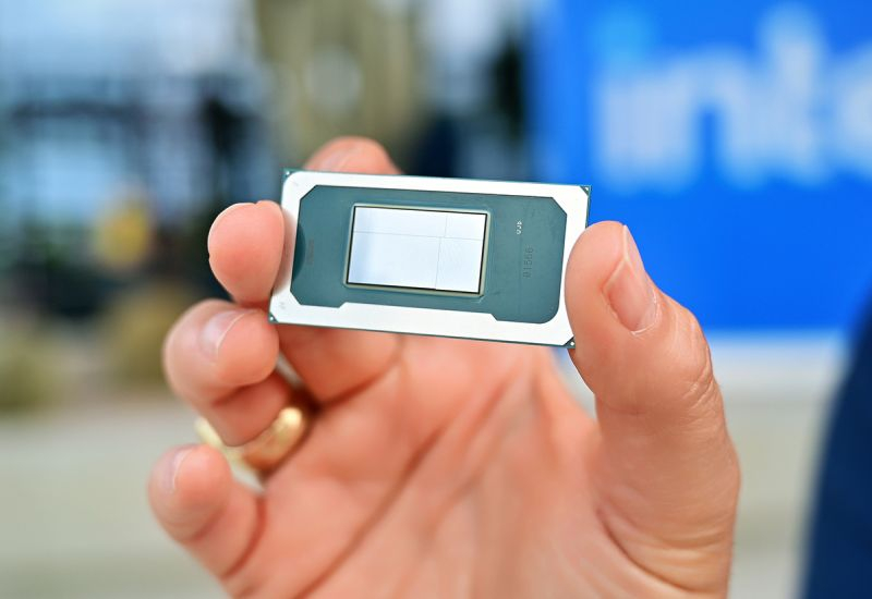 Umělá inteligence vyvolala boom, který zvýšil poptávku po procesorech Intelu, a akcie vzrostly o 20 % po zprávě