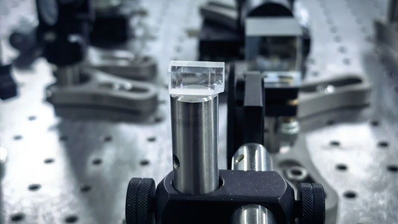 V Číně vyvinuli kompaktní pevný laser pro přístup k dříve nedostupnému VUV‑spektru, čímž otevřeli nové možnosti v vědeckých výzkumech, vesmírných technologiích a výrobě čipů