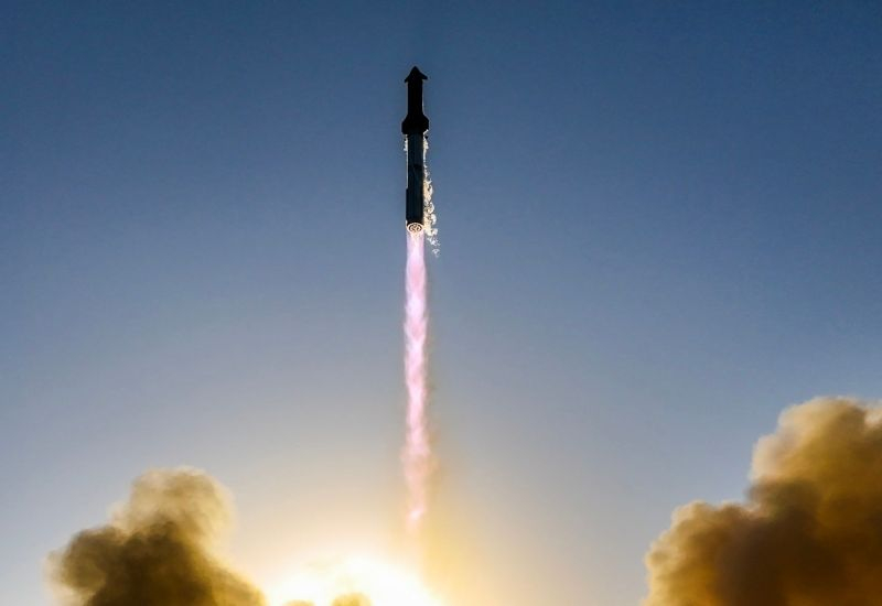 SpaceX odkládá plán na Mars, aby se v roce 2026 soustředil na Měsíc.