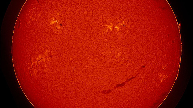 Slunce se stalo obrovským smajlíkem, který nám usmívá z výše.