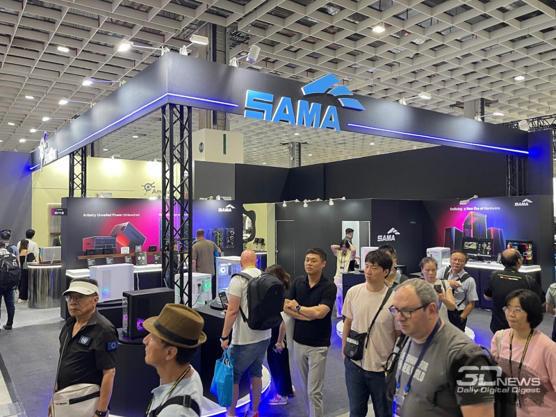 SAMA na Computex 2026: netradiční pouzdra, chlazení s dvojitým displejem a novinky napájecí jednotky