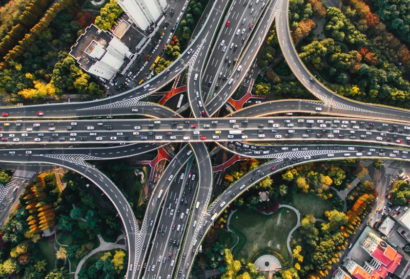 AI‑systém učí automobily hlásit dálnické jamy a poté tyto informace předává do služeb oprav silnic