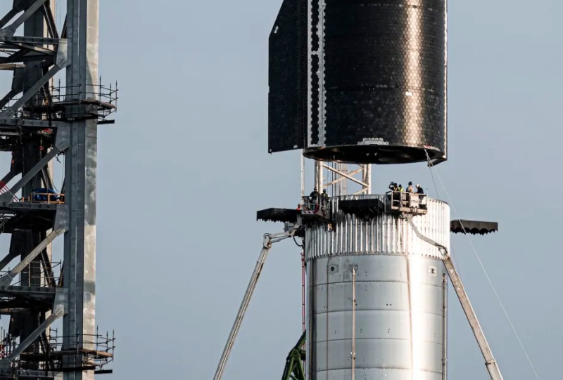 Pracovník společnosti SpaceX zemřel na stavbě jen několik dní před startem Starshipu, hledá se příčina incidentu.