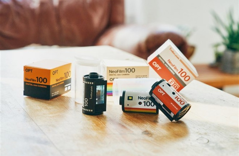 V Japonsku je k dispozici digitální fotoaparát‑klíčenka OPT100 Neo Film ve formě závitové 35 mm filmu