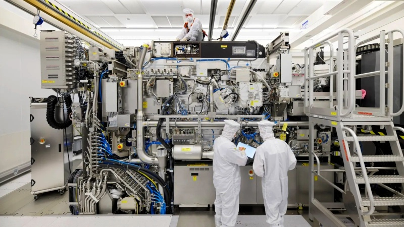 Intel začal pracovat na ultra tenkých procesorech 10 A a 7 A, přičemž první 14‑angstromové čipy budou testovány v říjnu.
