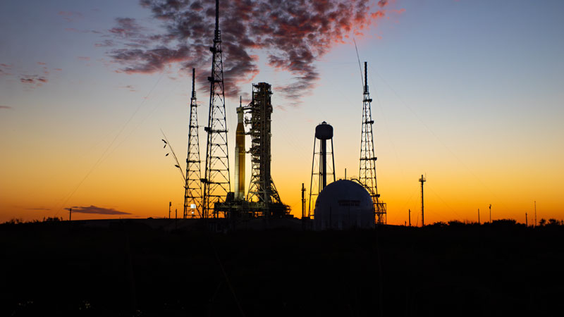 NASA znovu čelí problému s měsíční raketou SLS: při doplňování paliva se do nádrží nedostalo.