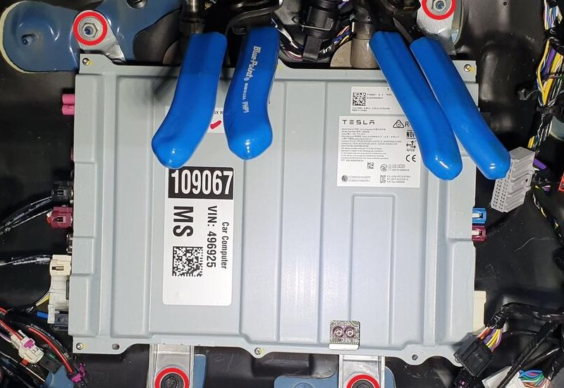 Mask tvrdil na plný autonomní pilot pro všechny Tesla od roku 2016, ale nyní je nutná aktualizace hardwaru v specializovaných mikrofabricech.