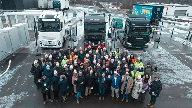 Švédsko představilo 1,2 MW nabíječku pro elektromobily – a mráz nebránil.