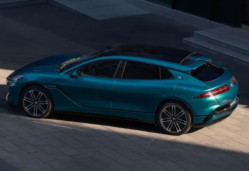 BYD spustila elektrický vůz Denza Z9 GT, schopný ujít 1036 km bez dobíjení.