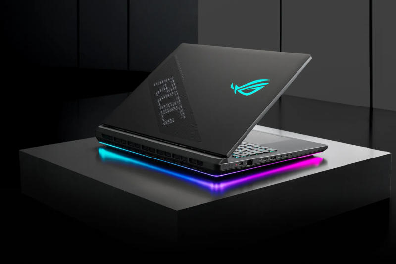 Asus ROG Strix SCAR 18 debuuje jako flagship herní notebook spotřebující až 320 W