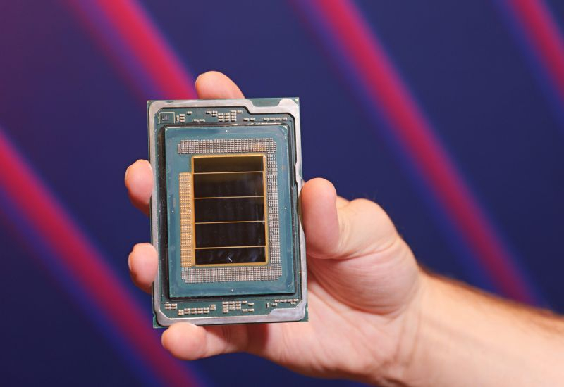 Cena akcií Intelu vzrostla téměř o 25 %, podpořila trh, a nyní hodnota Nvidie dosáhla 5 trilionů dolarů.