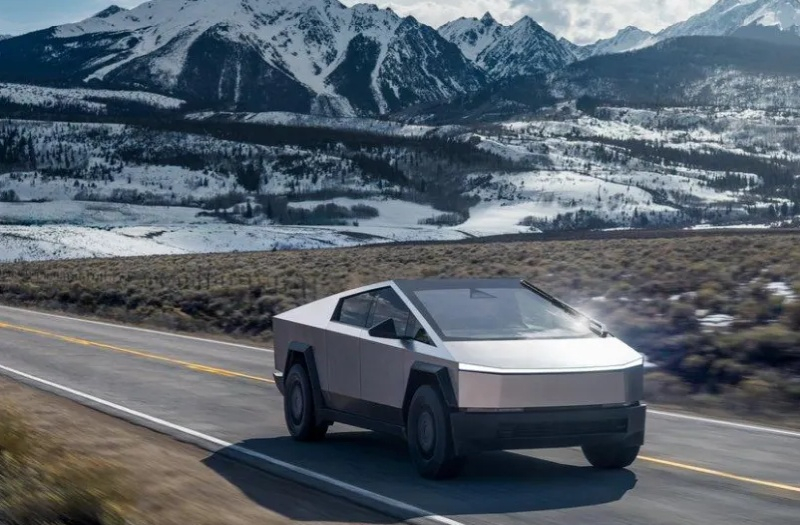 Tesla vrací 173 Cybertrucků kvůli riziku odpadnutí kol u zadních poháněných modelů.