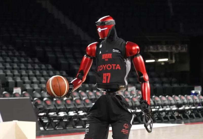 Toyota představil nové generace kolového robota-basketbalisty v akci