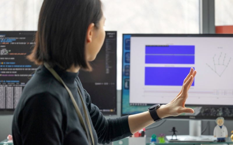 Výzkumníci použili umělou inteligenci k tomu, aby z běžných chytrých hodin vytvořili přístroj pro přesné měření pohybu ruky