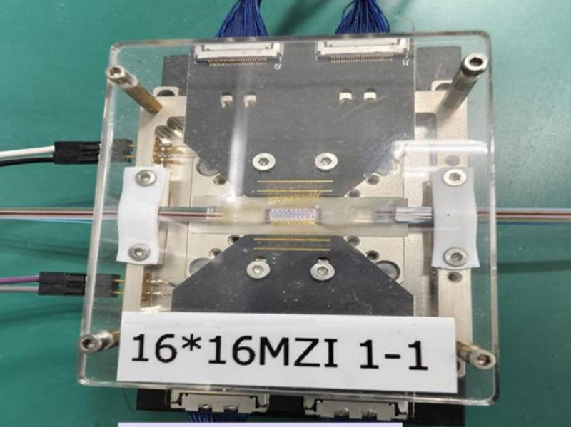 Čínští vědci nutí roboty myslet okamžitě, urychlujíc rozvoj křemenné fotoniky