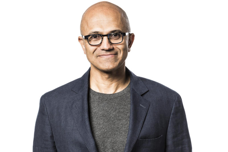 Satya Nadella z Microsoftu představil „červený kód“ pro Copilota.